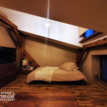 A Stone'S Throw Apartment Краков Экстерьер фото