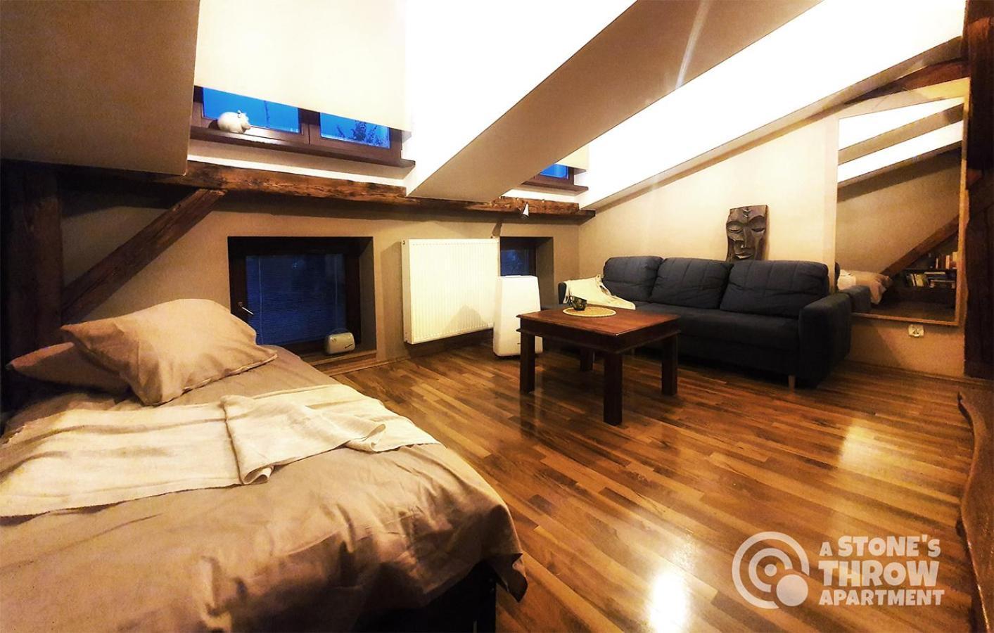 A Stone'S Throw Apartment Краков Экстерьер фото