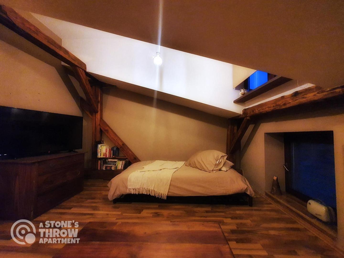A Stone'S Throw Apartment Краков Экстерьер фото