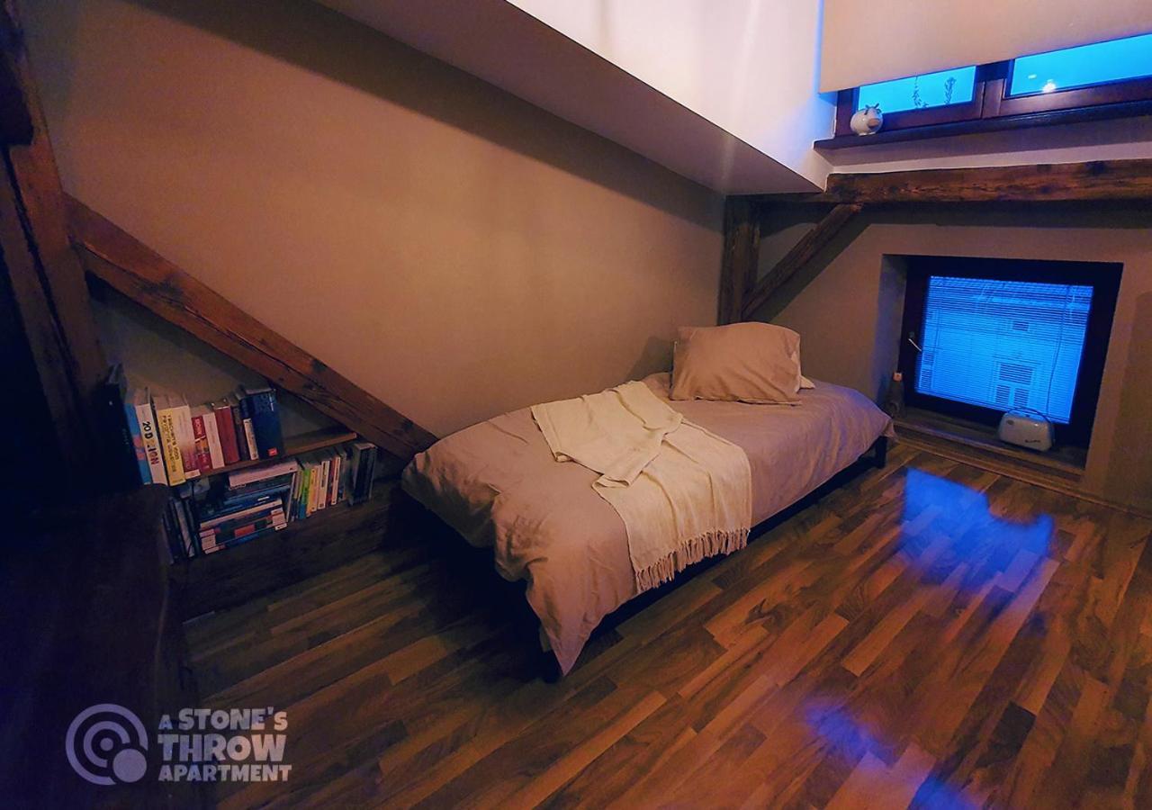A Stone'S Throw Apartment Краков Экстерьер фото
