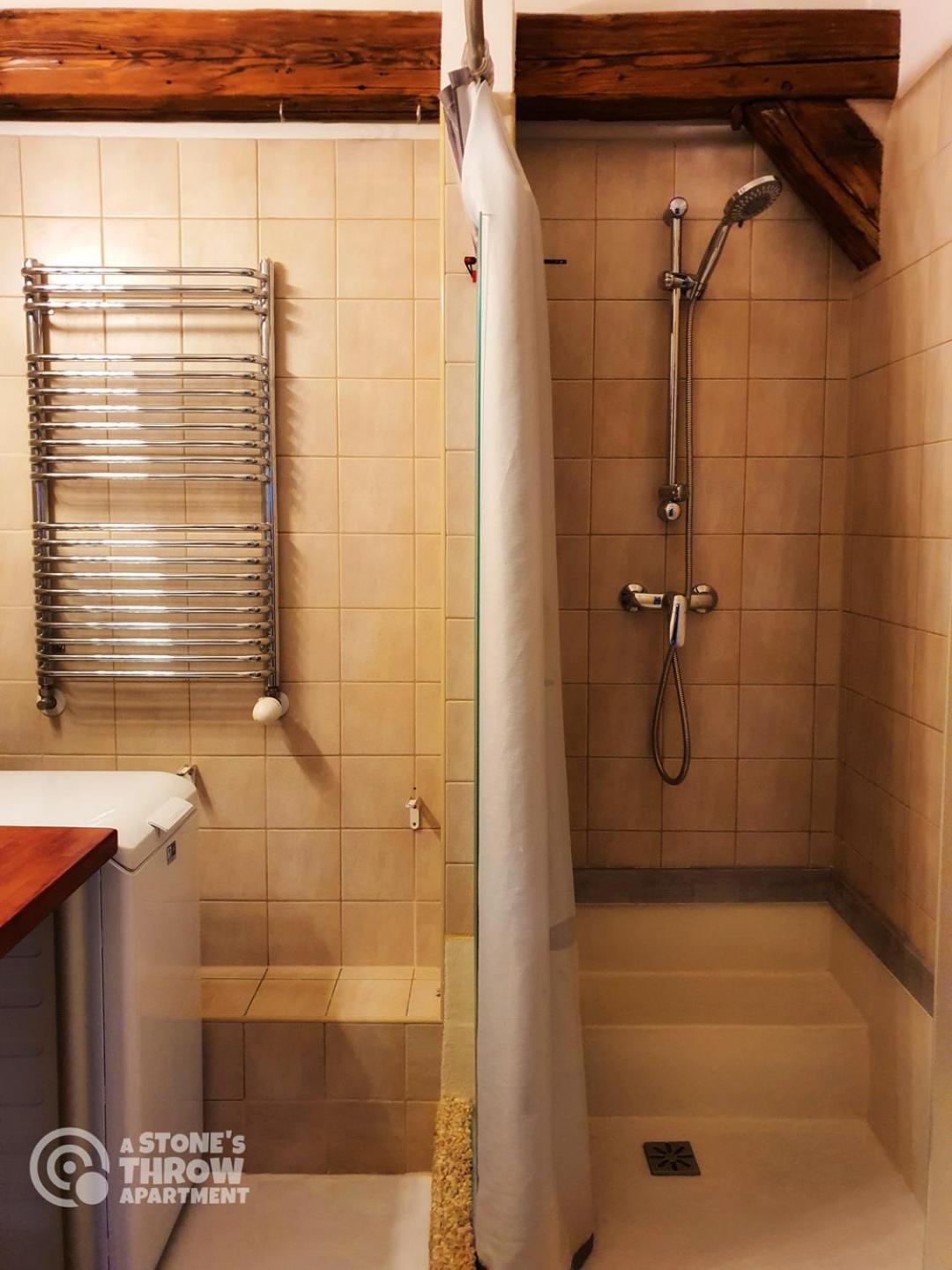 A Stone'S Throw Apartment Краков Экстерьер фото