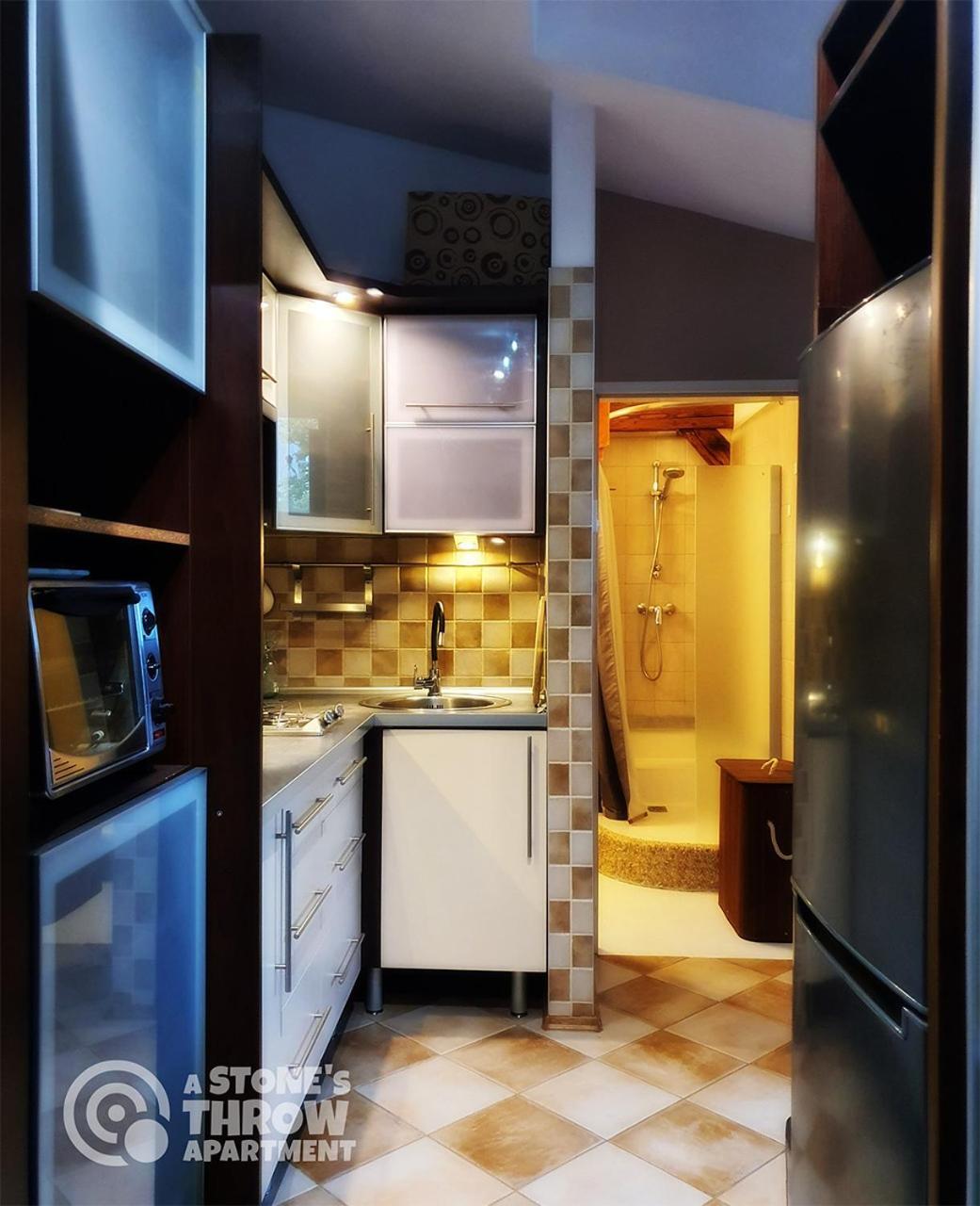 A Stone'S Throw Apartment Краков Экстерьер фото